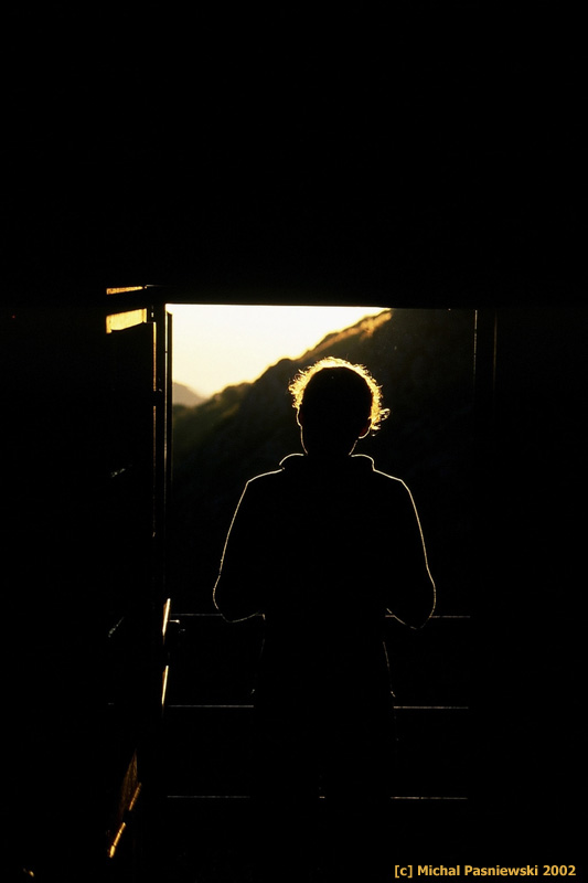 justynka_dans_la_porte_800.jpg