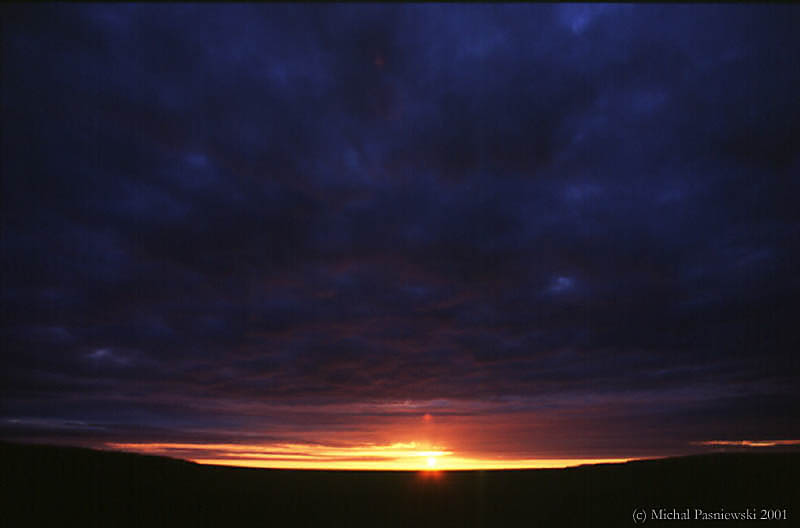 112 Asbyrgi-midnight sun1.jpg (21 KB)