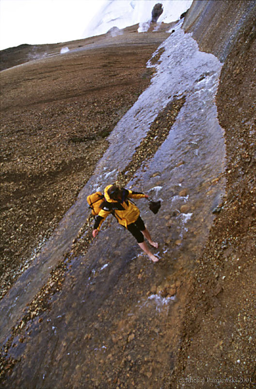 601v Landmannalaugar track-Stream crossing.jpg (129 KB)