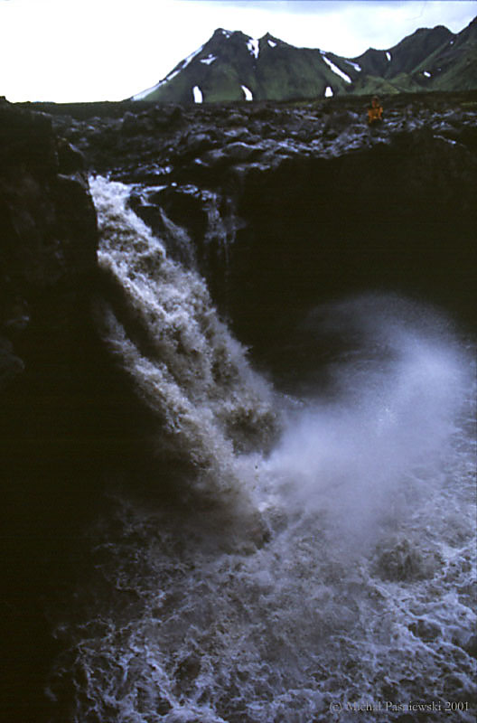 615v Landmannalaugar track-Waterfall.jpg (75 KB)